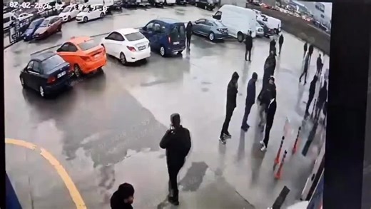 Son Haberler on Instagram: "🚨 TÜVTÜRK'TE DARP EDİLEREK ÖLDÜRÜLEN POLİS OLAYINDA BİR TUTUKLAMA DAHA! Ankara'da bir polisin hayallerini, çocuklarının geleceğini kopardılar! 44 yaşındaki polis memuru Melih Okan Keskin'in darbedilerek öldürülmesine ilişkin soruşturmada 2. şüpheli de tutuklandı. 🎥 Görüntüler kan dondurucu: Arabayı üzerine sürdüler, onlarca kişi saldırdı! 💔 Acılı eşin feryadı: "Elimi öpe öpe ameliyata girdi, her şeyimiz yarım kaldı..." #Ankara #Asayiş #Polis https://www.sonhaberler