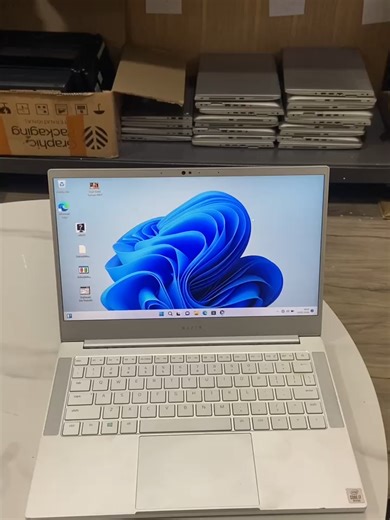 RAZER BLADE STEALTH 13 (Late 2019) ✨ Spesifikasi: 🚀 Intel Core i7 Gen 10 (1065G7) @1.5GHz 🧠 RAM 16GB DDR4 ⚡ SSD 512GB 🎮 Intel Iris Graphics 🖥️ Layar 13.3” Full HD (1920x1080) 🔋 Baterai normal 3–4 jam 💎 Body cantik, mulus 95% ⚠️ Unit terbatas! Laptop seperti ini jarang ada di kondisi mulus 95% dengan RAM 16GB bawaan. Kalau butuh laptop yang bikin kerja lebih pede & tampil lebih profesional, ini jawabannya 🔥 📩 Jangan tunggu sampai orang lain checkout duluan! DM sekarang dan amankan unitnya