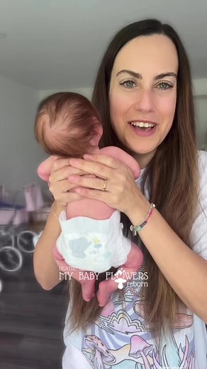 ¡No, no es un bebé de verdad! 😱 Mira lo increíblemente realista que es esta muñeca reborn de silicona. 🍼✨ ¿La ves moverse? Su flexibilidad y movilidad la hacen aún más impresionante. 😍 ¿Te atreverías a sostenerla en tus brazos? 😌💕 Para más info, mandame un mensaje privado y te cuento 💌🥰 #mybabyflowers #BebéReborn #reborndoll #MuñecasReborn #RebornEspaña #ColeccionistasReborn #RebornLatinoamérica #MuñecasRealistas #BebéDeJuguete #RebornLovers #RebornCollection #JuguetesRealistas #RebornBab