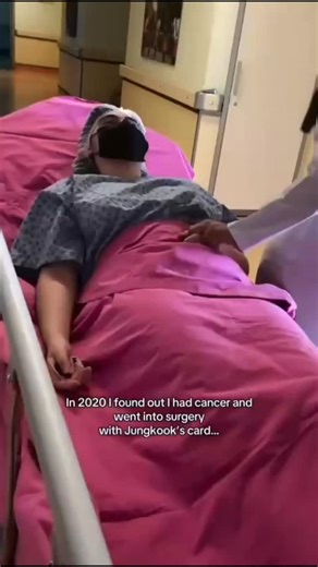 Bts Borahae Italia 🌙💜 on Instagram: "Ci sono storie che non si leggono soltanto: si vivono, si sentono sulla pelle, ti restano dentro. 💜 Questa è una di quelle storie che fanno tremare il cuore e riempiono gli occhi di lacrime. 📆 2020 A soli 14 anni arriva una parola che nessuno dovrebbe mai sentire così presto: cancro. Paura, confusione, silenzio. Entra in sala operatoria stringendo forte una photocard di Jungkook. Un piccolo gesto, ma carico di significato: era la sua ancora, la sua forza,