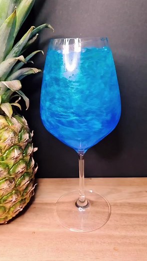 Alkoholfreier blauer Glitzer Cocktail für Kinder
