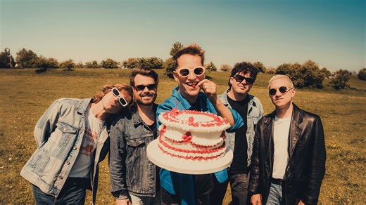 Konzert-Besucher wirft Hecht-Sänger vom Surfbrett