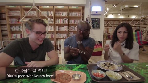 Marvel stars try spicy Korean food! Luke Cage & Elektra's hilarious adventure