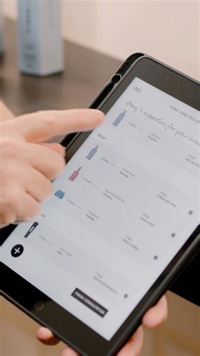 Schwarzkopf Professional Deutschland on Instagram: "Blond ohne Haarschäden ✨ Vor der Blondierung kommt der Smart Analyzer zum Einsatz. Er zeigt, wie hell wir gehen können, ohne das Haar unnötig zu strapazieren. Gleichzeitig hilft er dabei, die passende Pflege zu empfehlen. Für Blond, das nicht nur schön aussieht, sondern das Haar sogar stärkt. Stärken trotz Blondierung. Ganz genau. 👉 Habt ihr den Smart Analyzer schon ausprobiert? #SchwarzkopfPro #ForEveryYou #skpeducatede #skpfaces #Smartanalyz