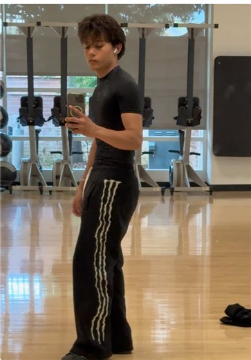 Skinny asf, posting this to embarrass myself into a better physique @Myosclub #akilijadan #model #looksmax #physique #gym