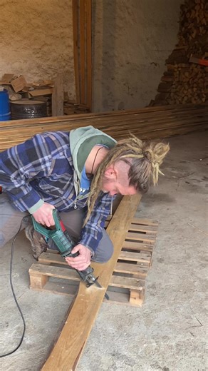 Après la belle ouverture réalisée dans le pisé, place à la fabrication d’une cloison dans l’atelier du papier « pur fibre ». Petit à petit, l’atelier André Colpin prend forme… La suite des travaux est déjà en cours ! #handmadepaper #papierartisanal #auvergne #livradoisforez #lespapiersdelagrange