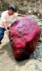 421K views · 2.4K reactions | Penemuan bongkahan batu merah delima peninggalan Nyi BL0r0ng #emas #kontenemas #alam #sungai | Jelajah Alam | Facebook