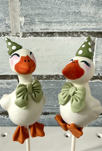 ONE Silly Goose ! This is how I would create my Geese 🪿 for that theme! It’s such a cozy theme! #treatmakeroftiktok #treatmaker #cakepops #cakepop #edibleart