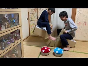 段ボールシーソーで遊ぶ親子☺️
