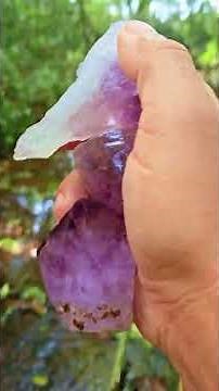 Esse rio esta cheio de pedras preciosas