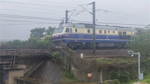 6.10号上局宁东段DF11-0155牵引接触网检测车WX999454通过京沪线沪宁段昆山站