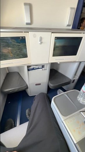 Lufthansa Business Class Upper Deck Airbus A380 #a380 #lufthansa #businessclass #airbus