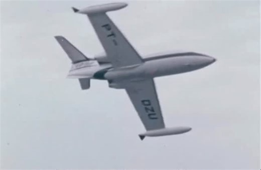 Pista11 on Instagram: "A decolagem espetacular do Learjet 24D da Líder Taxi Aéreo matrícula PT-DZU do aeroporto Santos Dumont em meados da década de 70, comprovando seu DNA de jato militar. São algumas cenas de um filme promocional da Learjet onde a empresa mineira e a Cruzeiro Aerofoto foram destaques como operadores do modelo. O PT-DZU acidentou-se durante o pouso em Viracopos em 1979 sem vítimas. The spectacular takeoff of Líder Taxi Aéreo’s Learjet 24D, registration PT-DZU, from Santos Dumon