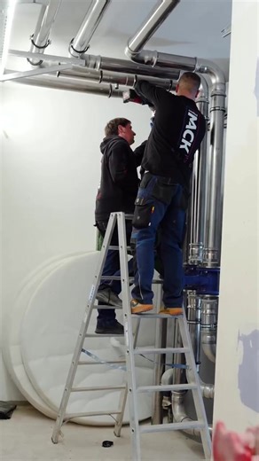 Heute übernimmt unser Janis die Baustellen-Story Von Pelletanlage über Kesseltechnik bis zu Pumpen und Verteilen - alles sauber durchdacht und umgesetzt! So sieht Verantwortung aus, wenn sie im Team gelebt wird.