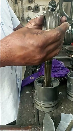 connecting rod fitting of the Piston automobile engine repair workshop