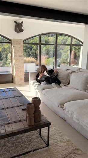 Babe veut de la soupe à l'oignon 🧅🥣🦴 Ingrédients (pour 4 personnes) : - 2 morceaux de viandes à bouillon - 6 Os à moelle - 1 carotte - 1 poireau - 2 échalottes - 1 tête d'ail - 1 kg d'oignons bruns - 5 gousses d'ail - 50 g de beurre - 2 cuillères à soupe de farine - 1 cuillère à soupe de sucre - 250 ml de vin blanc - Thym frais - Romarin frais - 2 feuilles de laurier - 1 baguette - 1 morceau de compté aop - Ciboulette - Sel & poivre Méthode : - Sale et poivre la viande et les os, puis enfourn