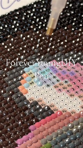 I’ve been using the ergonomic pen from @ForeverYoungDIY more and more and I really am a fan of it! •lightweight •fits perfectly in my hand •can still multiplace 💎💎💎💎 Discount code: CAJUN #diamondpainting #diamondart #diamondartaddict #diamondarttools #hobby
