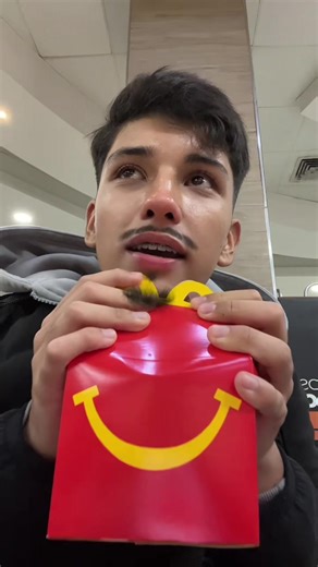 Unboxing McDonald's Juguete de Adopt Me