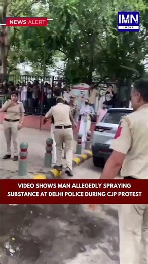 Video Shows Man Allegedly Spraying Substance at Delhi Police During CJP Protest #news #trending