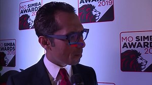 MO DEWJI AFUNGUKA MIPANGO YA USAJILI NDANI YA SIMBA Ni Mwenyekiti wa Bodi ya wakurugenzi ya klabu ya Simba, Mohamed Dewji ametoa neno kuhusu mipango ya usajili ndani ya timu hiyo na kusisitiza kuwa bajeti ya usajili msimu huu itakuwa mara mbiliya ile ya msimu uliopita. Mo Dewji amezungumza hayo muda mfupi kabla ya kutolewa kwa Tuzo za Mo (MO Simba Awards 2019) zinazofanyika leo kwenye Hotel ya Hyatt Jijini Dar es Salaam. Amesema mipango waliyonayo kwanza ni kuhakikisha wachezaji wote wazuri wana