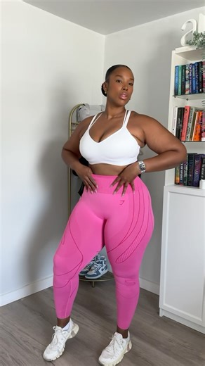 pretty in pink 💖🌸🎀🦩⁣ ⁣⁣ wearing new @gymsharkwomen mad jacquard dropping this Thursday 🤪 Code “QiQi to save 💰#sponsoredbygymshark | QiQi