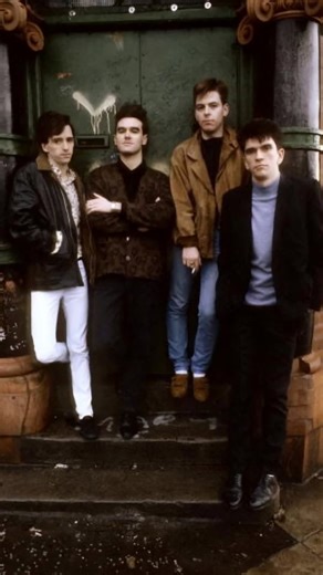 El 28 de enero de 1985, The Smiths publicaron "How Soon Is Now?" como single, una canción que ya venía circulando como cara B y que terminó creciendo hasta convertirse en una de las más reconocibles del grupo. Escrita por Morrissey y Johnny Marr, destacó de inmediato por su guitarra hipnótica, su ritmo insistente y una letra que hablaba sin rodeos de deseo, ansiedad y extrañeza social. Aunque no encajaba del todo con el sonido habitual de la banda, el tema encontró su propio camino: apareció en 