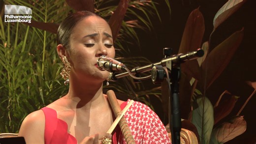 The echoes of atlântico still linger in our Grand Auditorium… 🌊 Last Saturday, Mayra Andrade returned to the Philharmonie for a breathtaking, sold-out performance with A-Mi N Kre-u Txeu that touched every heart and soul in the hall. Drop a ❤️ if you loved her performance! ___ 🎥 by Polycast | Philharmonie Luxembourg