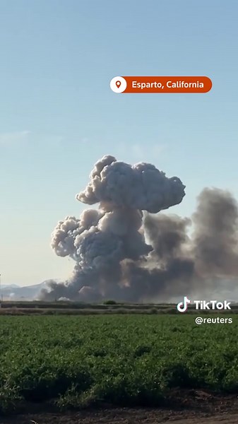 A fireworks warehouse caught fire and exploded, sending a plume of smoke soaring into the sky above Esparto, California. #fireworks #warehouse #california #usa #explosion