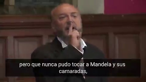 Un fanático sionista en la Oxford Union le pregunta a George Galloway si es racista por oponerse al genocidio y la ocupación israelí, y el público lo aplaude. Esta es la respuesta de Galloway que provoca que el público lo aplauda al final: