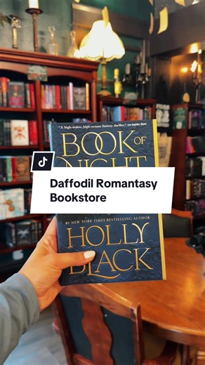 I recently stumbled upon the most gorgeous romantasy bookstore café during a trip to Eugene and I knew I had to share for my bookish friends to add to their list! While I’m more of a mystery / thriller girly, I was obsessed with this spot - the details, the moody vibes…and my spooky coffee? Perfection!👻😍 What are some of your favorite romantasy reads / series?❤️‍🔥 Did you know this bookstore in Eugene existed?! 📍27 W 5th Ave Eugene, Oregon 97401 #eugeneoregon #traveloregon #bookstore #bookis
