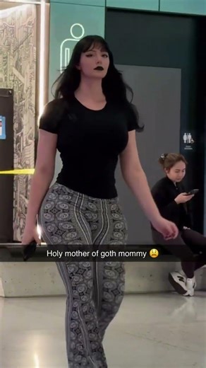 How would you react ? 🫣 #gothgirl #gothclub #comedyshorts #egirl #goth