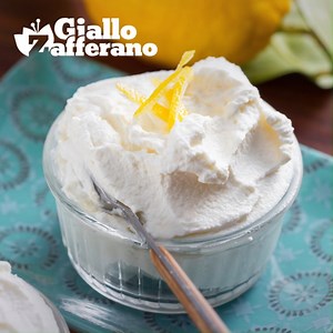 La crema al limone più facile che c'è... 🍋🍋🍋 Provala subito! Ingredienti: 250 g di ricotta vaccina 180 g di panna fresca 1 limone (scorza e succo) 50 g di zucchero a velo Spremi il limone per ricavare il succo. Aggiungi lo zucchero a velo e mescola bene per farlo sciogliere. In ciotola unisci ricotta, scorza di limone e panna fresca e comincia a montare con le fruste elettriche. Unisci il succo zuccherato continuando a montare fino ad ottenere una mousse stabile. Servi in coppetta, decorando 