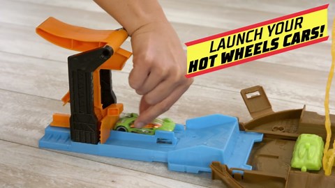 Hot Wheels Monster Trucks Stunt Tire Play Set Opens to Reveal Arena with Launcher, 1 1:64 Scale Car & 1 Monster Truck, Portable Toy Gift Set for Ages 4 to 8 Years Old, Black