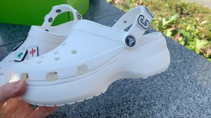 【#mc編輯開箱】Crocs最新力作潮到出水🎊 增高防水台的設計結合窄版楦頭，後跟鞋帶也增加孔洞，要甜要酷怎樣都型 中發白鞋扣太酷🤩M編絕對要入手這一雙啦！ #marieclairetw #經典洞洞鞋 #Platform厚底經典克駱格 #人氣老爹鞋 #Crocstw | 美麗佳人 Marie Claire Taiwan