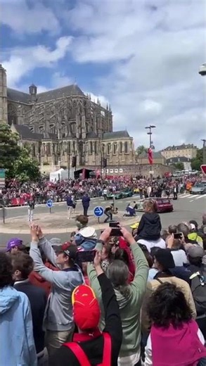 #24heuresdumans #24hdumans Le roulage en centre-ville du Mans