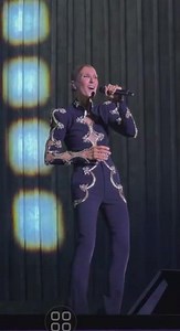 Céline Dion enflamme Paris avec "I Feel Love"