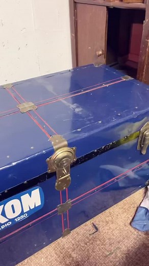 Opening an old locked trunk #antiques #vintage #steamertrunk #picklock