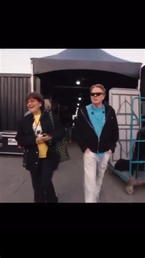 axl rose “Behind the Scenes: Smiles & Style”🤟🌹 #gunsnroses #rock #axlrose #shortfeed