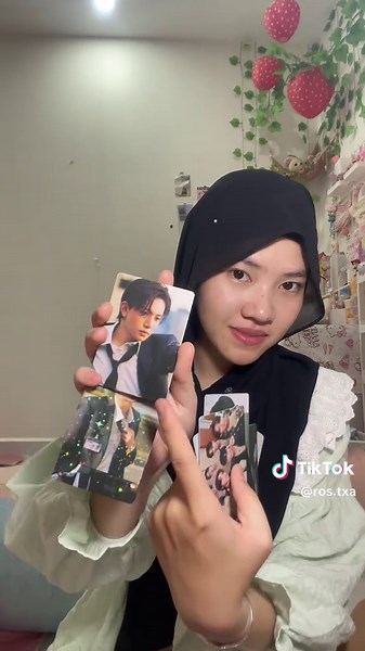 K-pop Merchandise Unboxing Experience