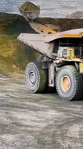 29K views · 614 reactions |  Giant Cat Wheel Loader in Action!  #CatWheelLoader #fblifestyle #HeavyEquipment #LoadingPower | Earthmover Legends | Facebook