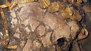 1.4M views · 47K reactions | En 1926 en Irak, un grupo de arqueólogos descubren un antiguo cementerio sumerio y se encuentran con los huesos de una antigua reina sumeria pero lo más importante es que el cráneo se encontraba más alargado como si no fuese un humano ¿Eran un alien la reina sumeria?  Todo esto y más en tu pantalla de History #AlienígenasAncestrales | HISTORY | Facebook