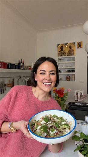 Sara Madarová 💁🏽‍♀️ on Instagram: "Ahooj a vítejte opět u mého “vaření”, kdo mě sleduje dlouho ví, že vařim max do 20 minut a proto tenhle salát! Nicméně je výbornej, zkuste ho! @sufancz nadělil i kód “DAREKSARA” kdy při nákupu nad 499,- dostanete semínkovou směs zdarma! #spolupráce"