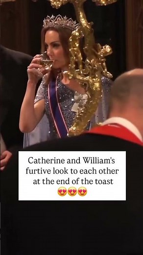 🔴‼️𝐍𝐄𝐖 VIDEO: Catherine and William's "furtive" look to each other at the end of the toast 😍