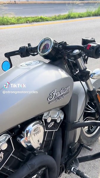 Indian Scout Bobber Exhaust Sound | 2-1 System | Motorcycle Revs