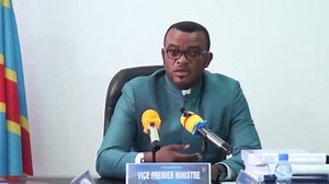 Le Vice-Premier Ministre de la Fonction Publique, Son Excellence Jean Pierre LIHAU, signe les arrêtés d’agreement provisoire des cadres et structures organiques de la DGI, DGDA et DGRAD en présence de Son Excellence Nicolas KAZADI, Ministre des Finances. | Fonction Publique RDC