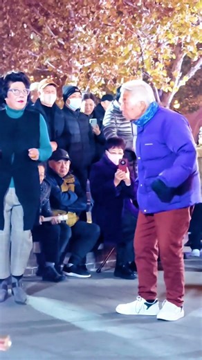 Grandpa was ruthlessly despised. Girls choose your own window display items #Dancing in th