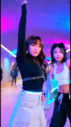 地下ネオン通路で日本女子がクールダンス🔥✨