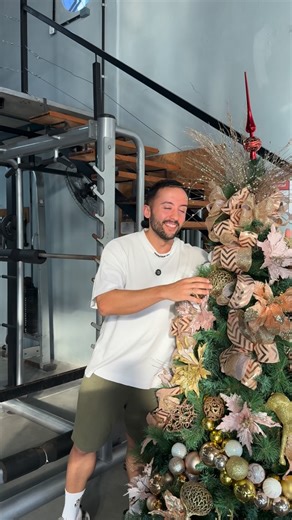 Vida&Forma | Arroio dos Ratos on Instagram: "A Academia Vida e Forma deseja um Natal revigorante e um Ano Novo repleto de energia positiva, saúde e evolução. Obrigada por cada treino e parceria ao longo do ano. Horários: 24/12 6hrs às 13hrs 25/12 fechado - 31/12 6hrs às 13hrs - 01/01/26 a 04/01/26 fechado. Voltamos com tudo para nosso aniversário de um ano cheio de brindes 🥂….. #musculação #natal #anonovo26 #arroiodosratos #familia"