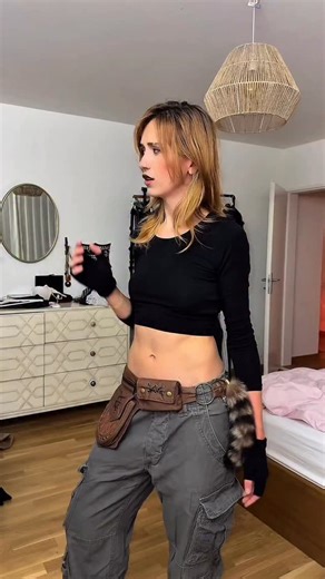 LEO ⚢ on Instagram: "kim possible and shego halloween outfit wlw edition🧡💚 #wlwcouple #halloween #kimpossible #shego"