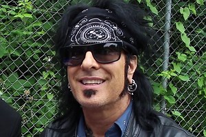 NIKKI SIXX Weighs In On AXL ROSE Fronting AC/DC, Partial GUNS N' ROSES Reunion